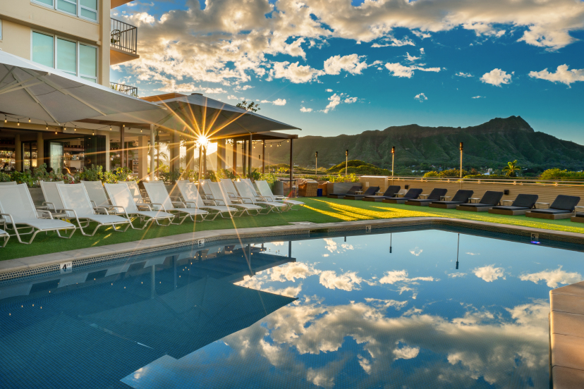 Oahu - Queen Kapiolani Hotel Pool