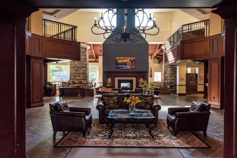 Huntsville - Deehurst Resort Lobby