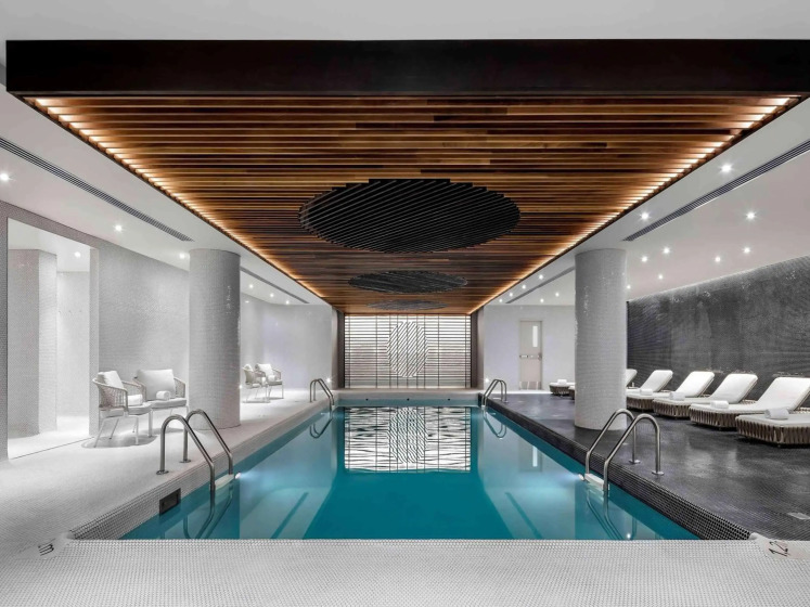 Montreal - Fairmont The Queen Elizabeth Pool