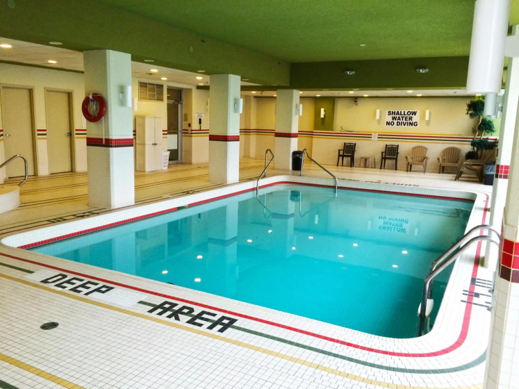 Niagara Falls - Oaks Hotel Overlooking The Falls pool