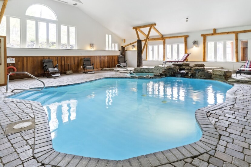 Saint Alexis des Monts - Le Balucon Eco Village Pool Innen