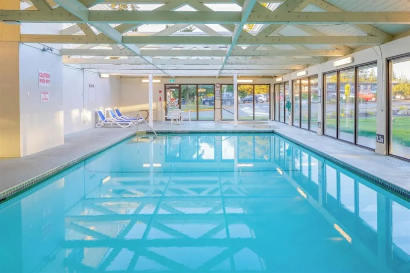 Parksville - Bayside Oceanfront Resort pool