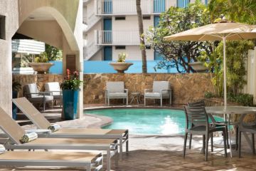Oahu - Coconut Waikiki Hotel Pool