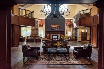 Huntsville - Deehurst Resort Lobby